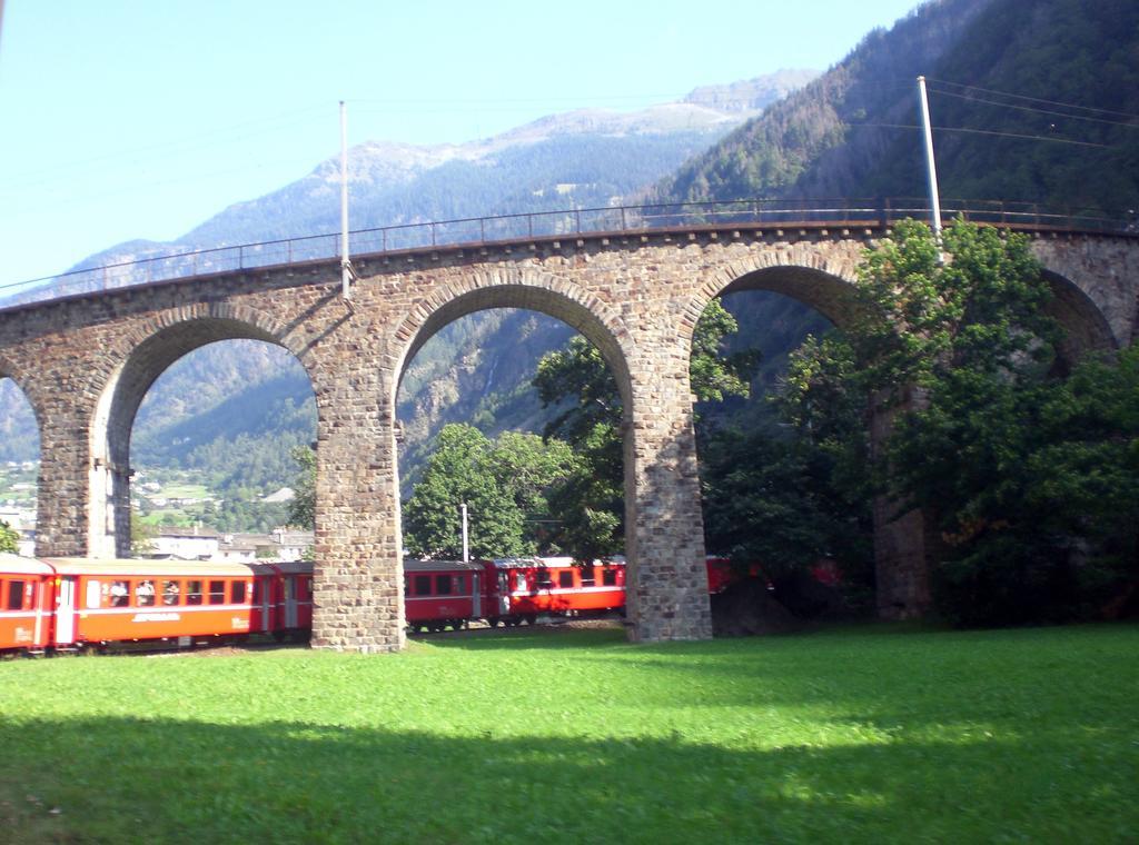 La Madonnina Apartment Villa di Tirano Ruang foto